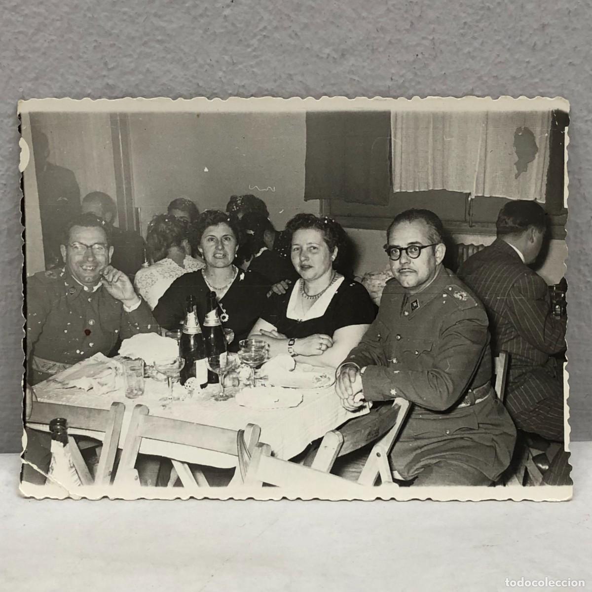 Fotograf&iacute;a antigua: ANTIGUA FOTOGRAFIA - COMIDA CON AMIGOS - UNIFORME MILITAR - RESTAURANTE - A&Ntilde;OS 30- 120 X 85 MM / 350