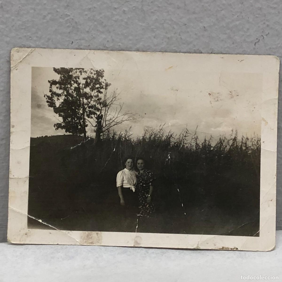 Fotograf&iacute;a antigua: ANTIGUA FOTOGRAFIA - RETRATO MADRE E HIJA EN EL CAMPO - ENTORNO RURAL - A&Ntilde;OS 40 - 90 X 65 MM / 352