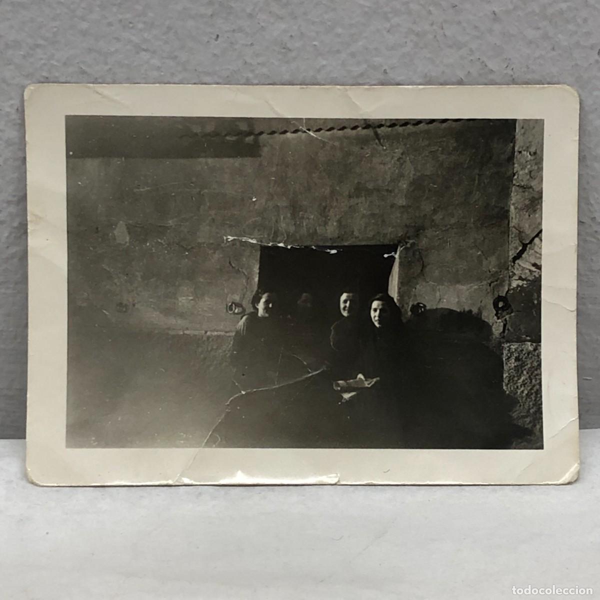 Fotograf&iacute;a antigua: ANTIGUA FOTOGRAFIA - RETRATO FAMILIAR - 4 CHICAS JUNTO A UNA PUERTA - A&Ntilde;OS 20 - 90 X 65 MM / 356