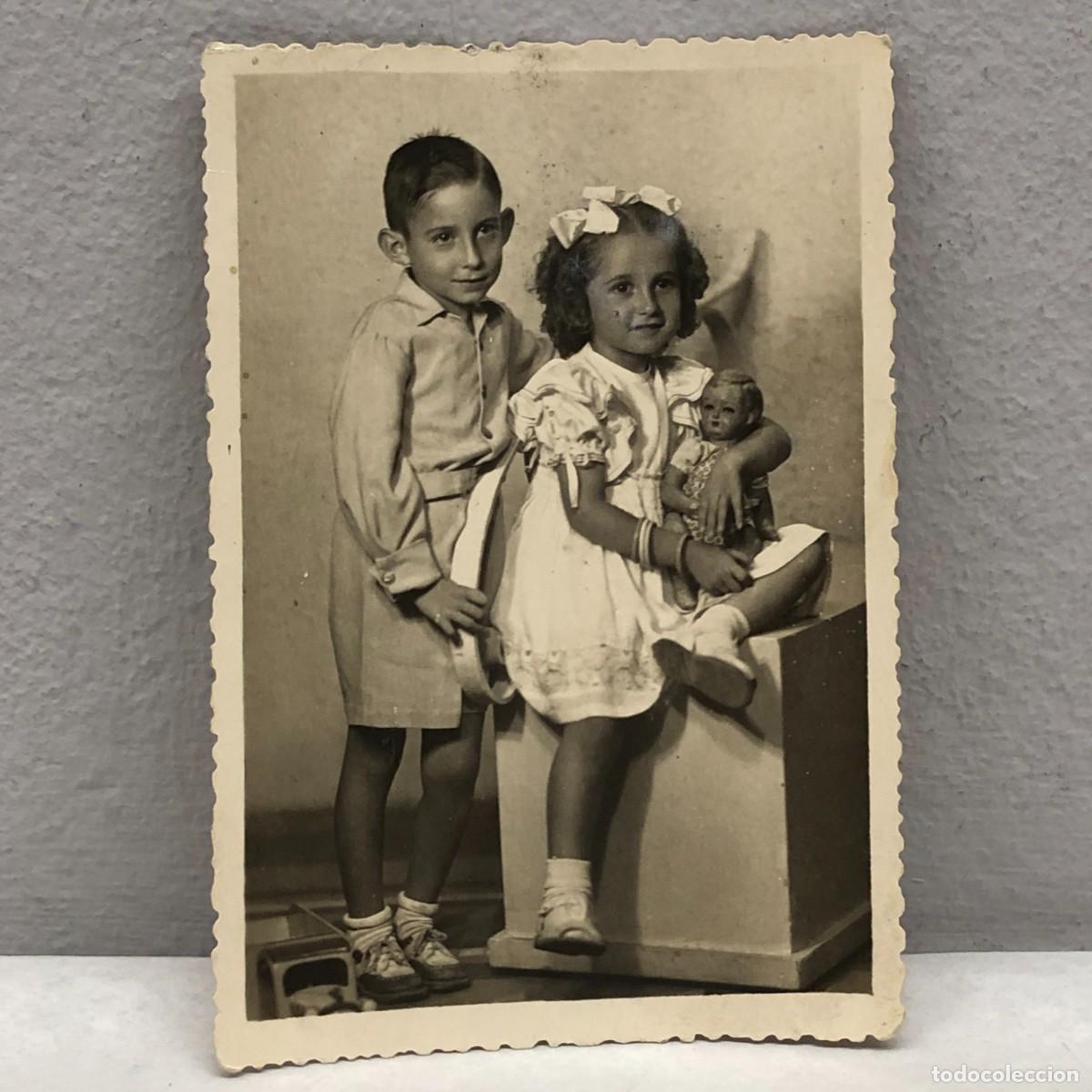 Fotograf&iacute;a antigua: ANTIGUA FOTOGRAFIA - RETRATO 2 NI&Ntilde;OS - MU&Ntilde;ECA - FOTO GARCIA, ZARAGOZA - 1949 - 115 X 80 MM / 357