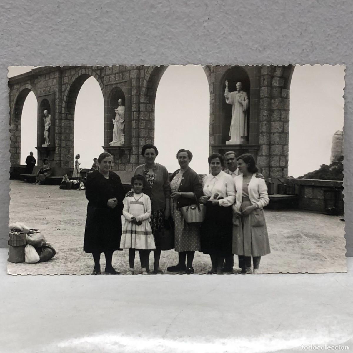 Fotograf&iacute;a antigua: ANTIGUA FOTOGRAFIA - RETRATO FAMILIAR - ABADIA DE MONTSERRAT - 1957 - ALMACELLAS - 140 X 90 MM / 378