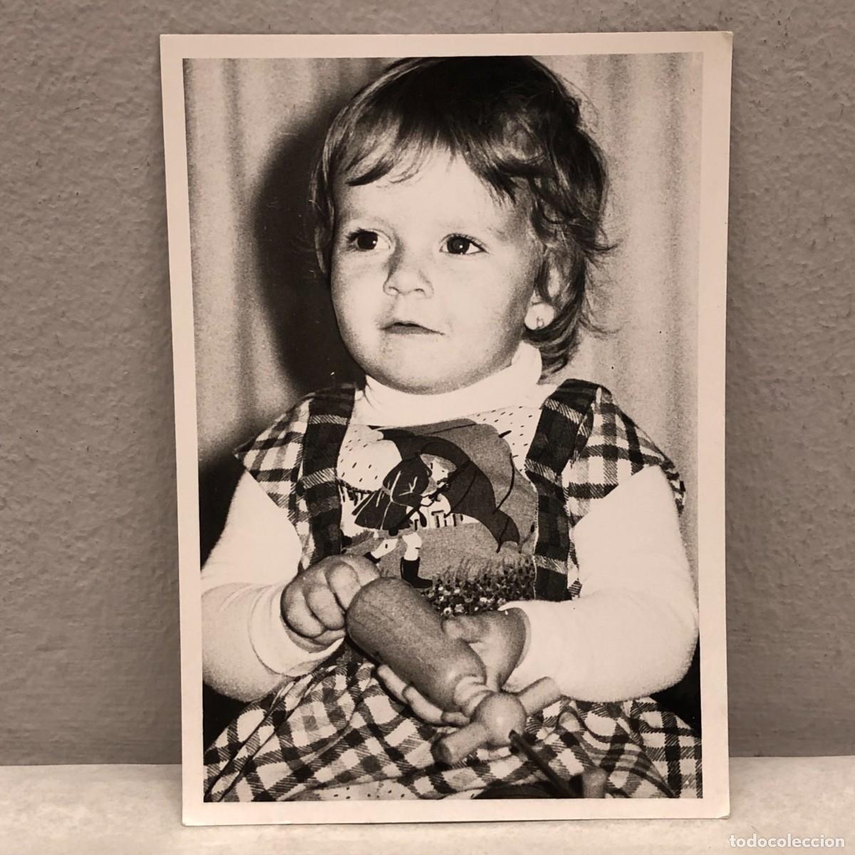 Fotograf&iacute;a antigua: ANTIGUA FOTOGRAFIA - RETRATO NI&Ntilde;A CON JUGUETES - 1978 - 130 X 90 MM / 387
