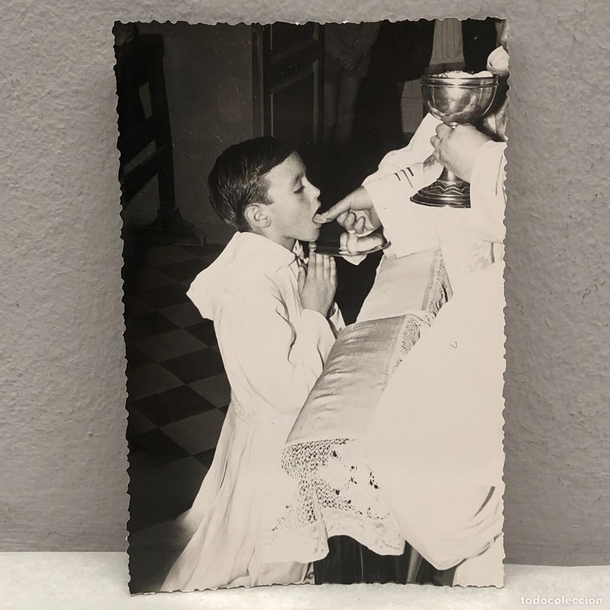 Alte Fotografie: ANTIGUA FOTOGRAFIA - RETRATO NI&Ntilde;O EN SU PRIMERA COMUNI&Oacute;N - IGLESIA - A&Ntilde;OS 20 - 130 X 85 MM / 388