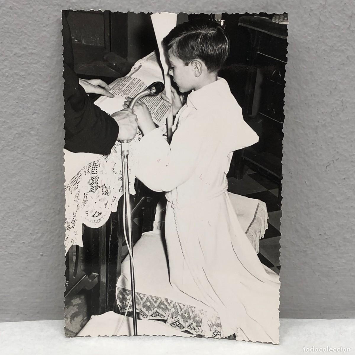 Fotograf&iacute;a antigua: ANTIGUA FOTOGRAFIA - RETRATO NI&Ntilde;O EN SU PRIMERA COMUNI&Oacute;N - IGLESIA - A&Ntilde;OS 20 - 130 X 85 MM / 389