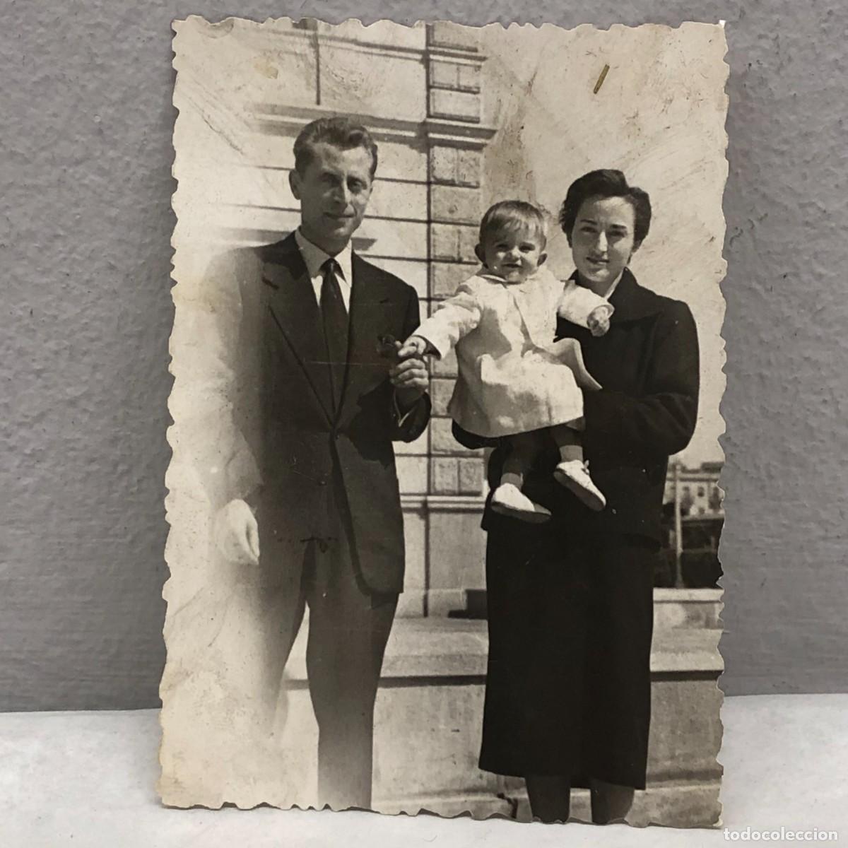 Fotograf&iacute;a antigua: ANTIGUA FOTOGRAFIA - RETRATO PAREJA CON BEB&Eacute; - GOMEZ VIDAL, LERIDA - A&Ntilde;OS 40 - 105 X 70 MM / 390