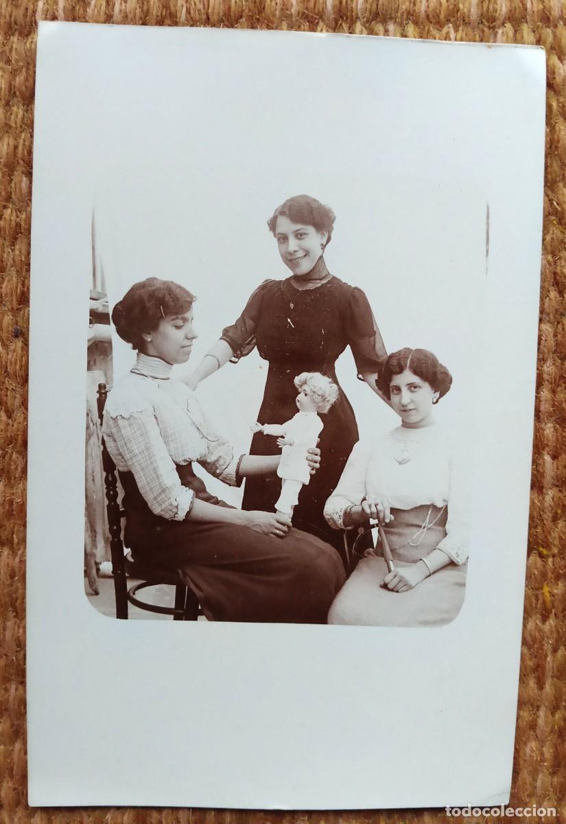 Fotograf&iacute;a antigua: SE&Ntilde;ORITAS CON MU&Ntilde;ECA DE PORCELANA 1912