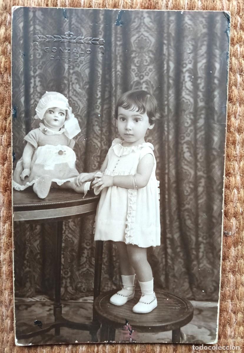 Fotograf&iacute;a antigua: NI&Ntilde;A CON MU&Ntilde;ECA DE PORCELANA - FOTO: GONZALO - CARLET
