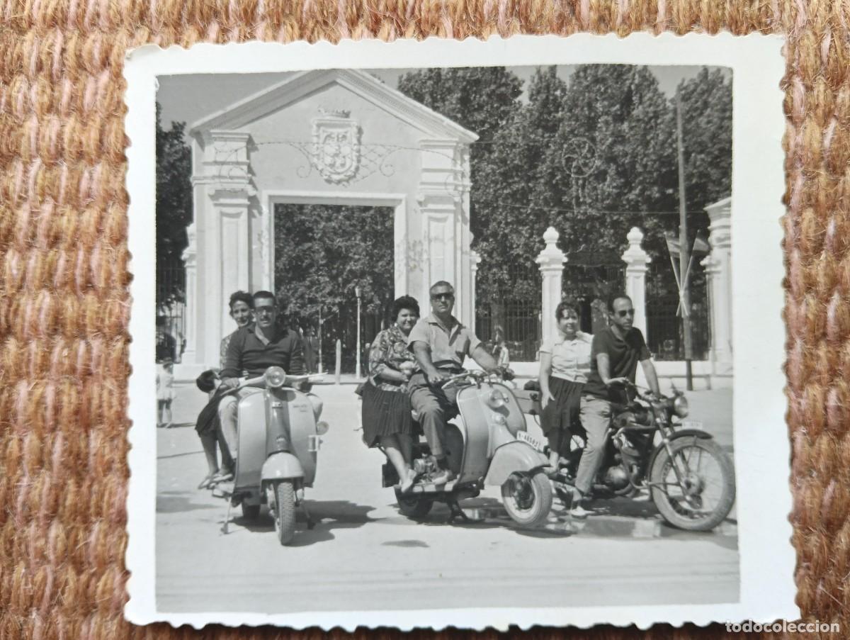 Fotograf&iacute;a antigua: VESPA EN ALBACETE - 1962