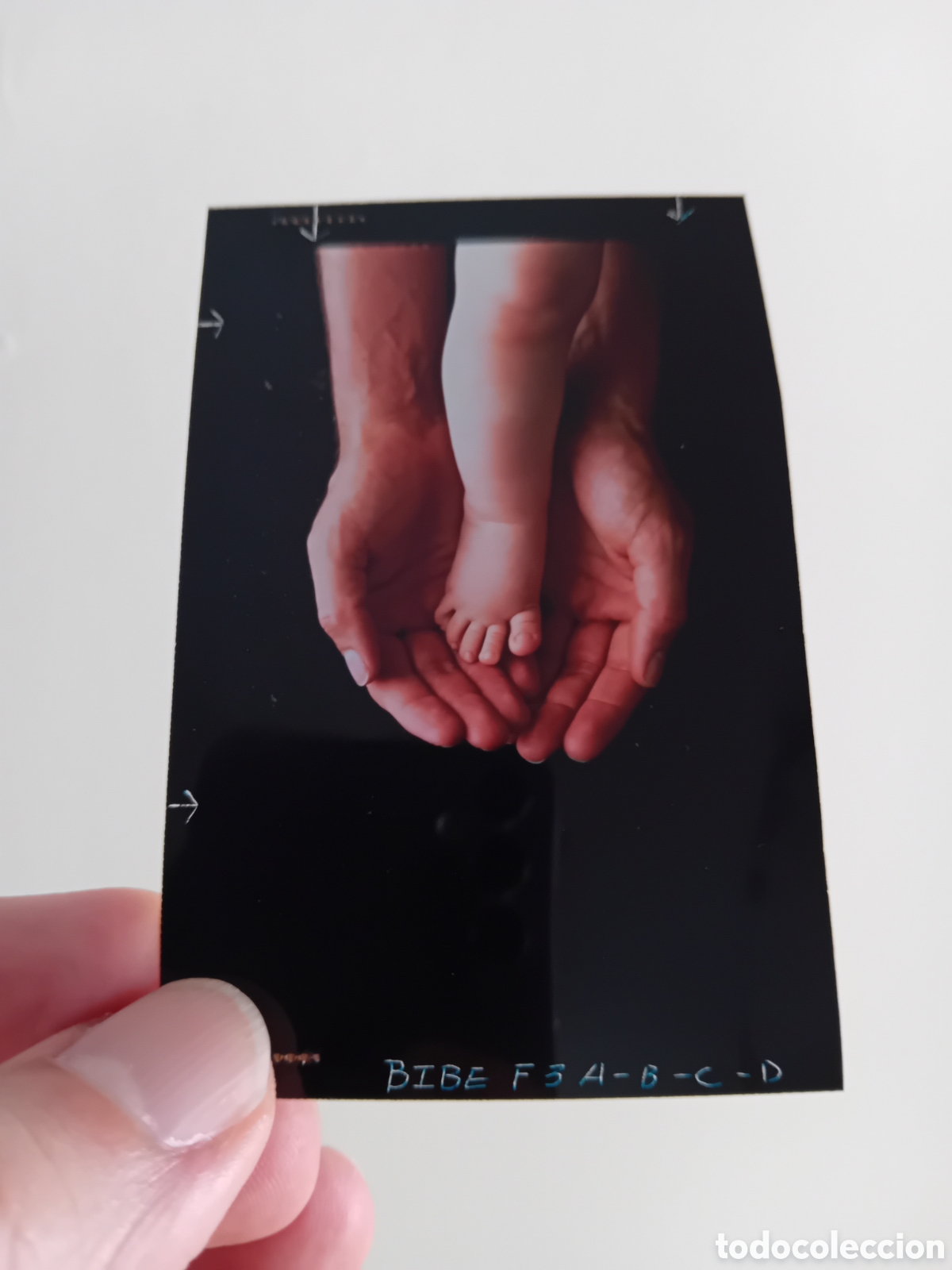 Fotograf&iacute;a antigua: DIAPO PLACA MEDIO FORMATO FOTO PROFESIONAL PUBLICITARIA MANOS CON PIE DE BEBE. A&Ntilde;OS 90