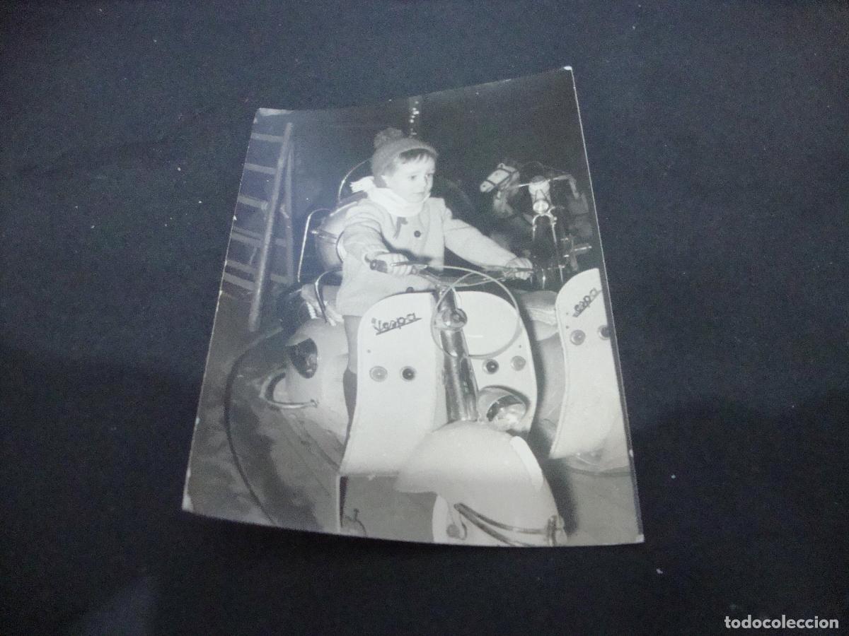 Fotograf&iacute;a antigua: FOTOGRAFIA NI&Ntilde;O EN ATRACCION SUBIDO EN MOTO VESPA A&Ntilde;OS 60