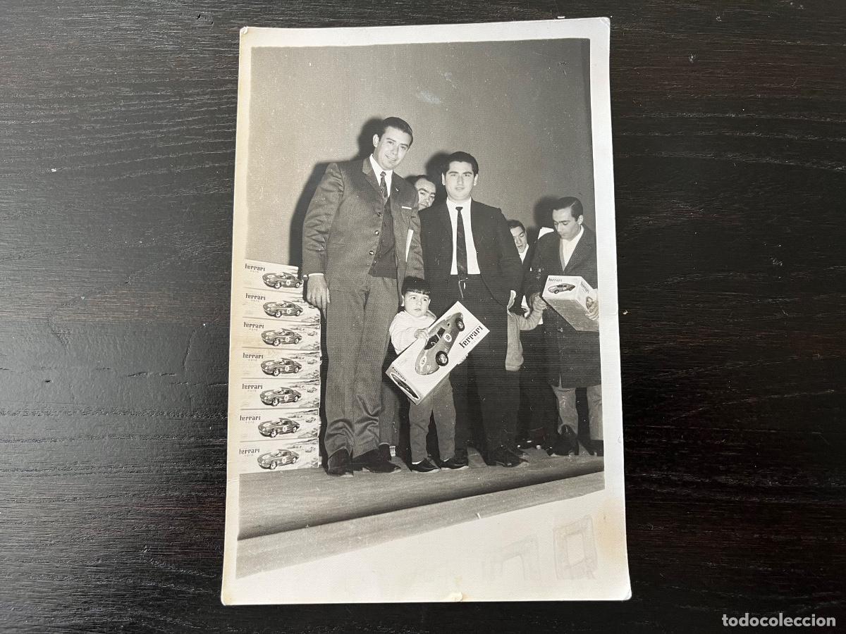 Fotograf&iacute;a antigua: FOTO DE ACTO NAVIDE&Ntilde;O DE ENTREGA DE JUGUETES - COCHE FERRARI