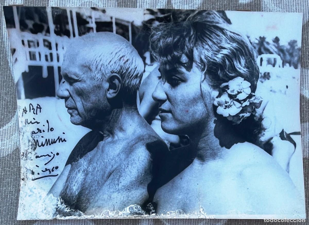 Fotograf&iacute;a antigua: ANTIGUA FOTOGRAFIA DE PABLO PICASSO, CON SU NIETA MAIA, DEDICADA A MINUNI, MIDE 17,2 X 12,7 CMS. TIE