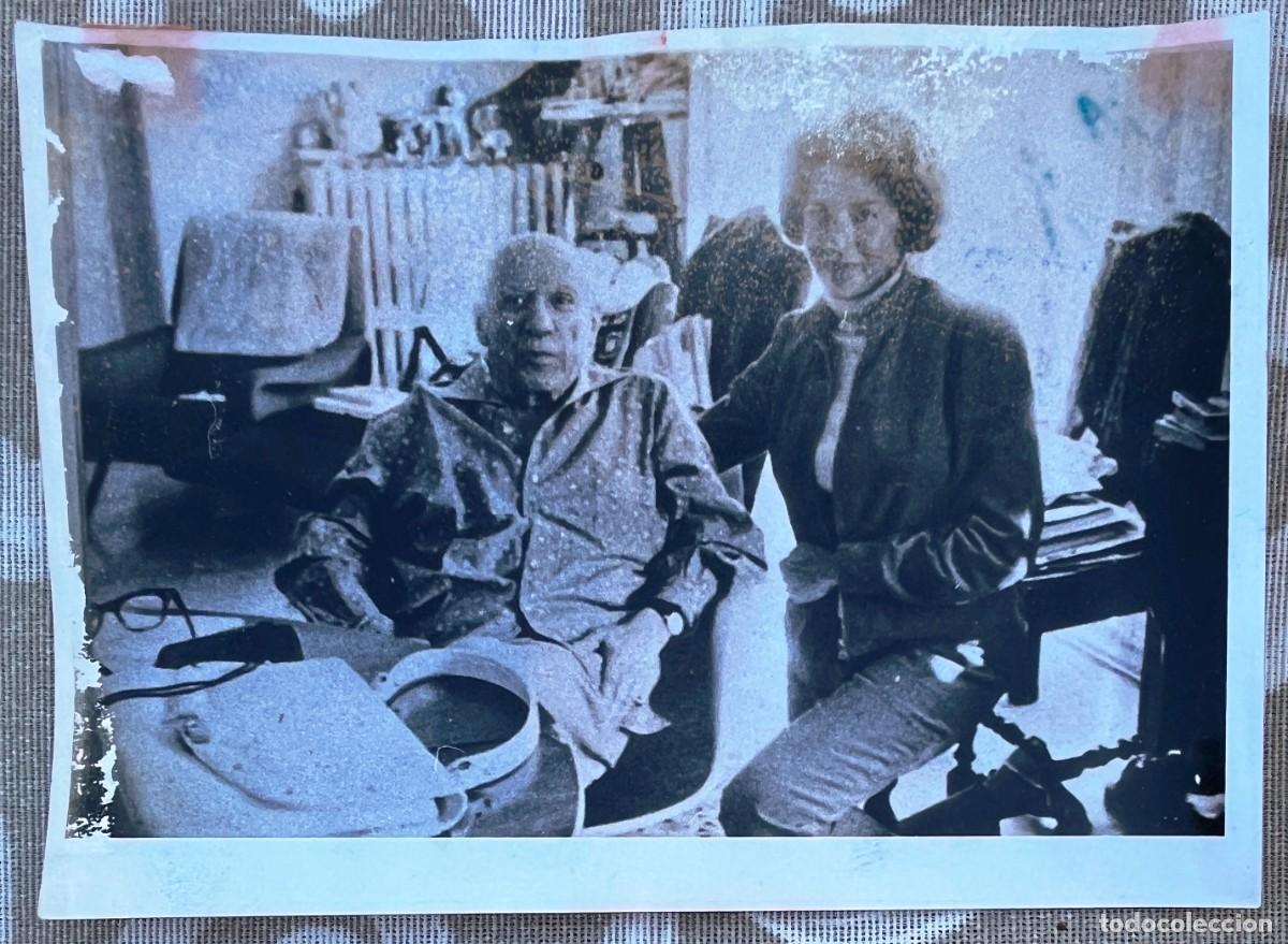 Fotograf&iacute;a antigua: ANTIGUA FOTOGRAFIA DE PABLO PICASSO, CON LA REALIZADORA ARGENTINA DE CINE NELLY KAPLAN, 21 DE ABRIL