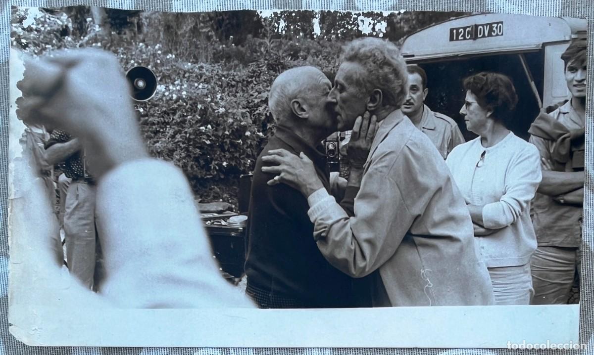 Fotograf&iacute;a antigua: ANTIGUA FOTOGRAFIA DE PABLO PICASSO, CON SU AMIGO COCTEAU, MIDE 23,8 X 14 CMS. TIENE ALGUN DESPERFEC