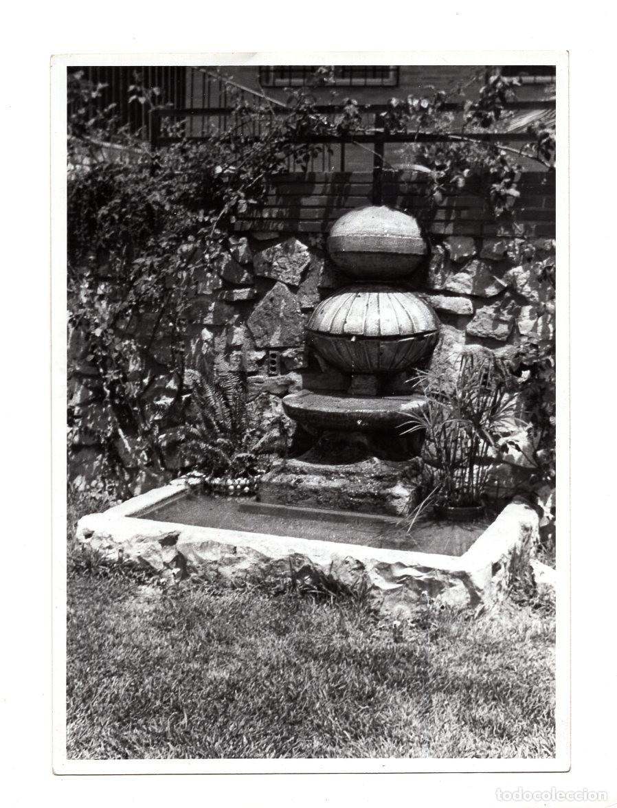 Fotograf&iacute;a antigua: FUENTE DECORATIVA PARA JARD&Iacute;N, DISE&Ntilde;ADA CON M&Uacute;LTIPLES NIVELES PARA CAIGA EN CASCADA. 18,8X14