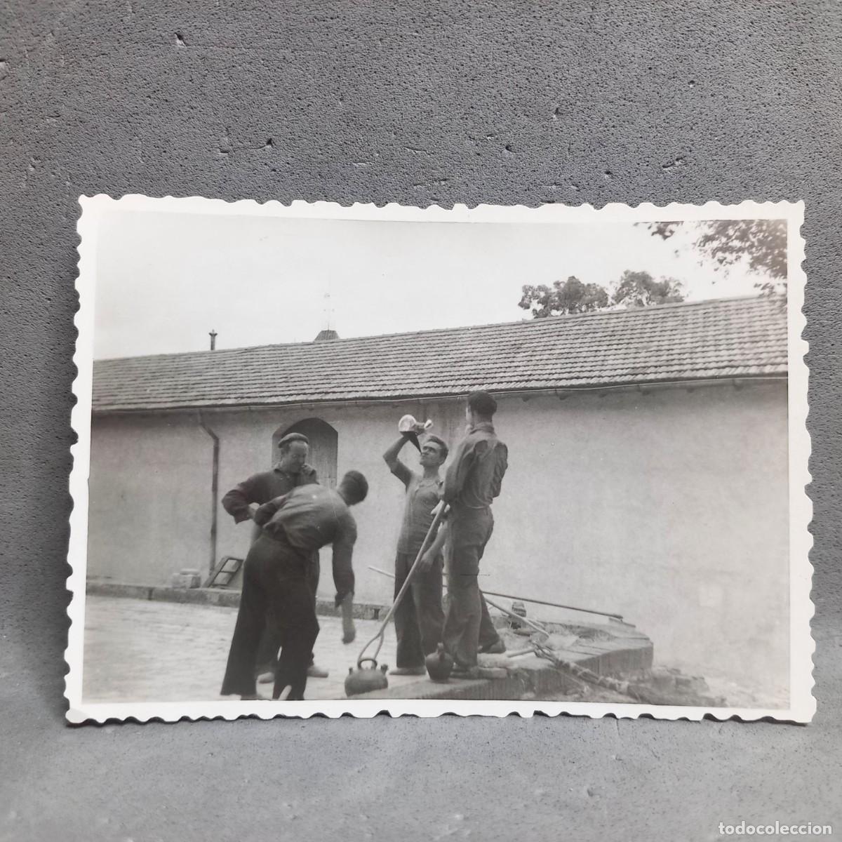 Fotograf&iacute;a antigua: Antigua fotograf&iacute;a. Hombres refresc&aacute;ndose en era de trillar. Can Bordoi, Llinars del Vall&egrave;s a&ntilde;os 60