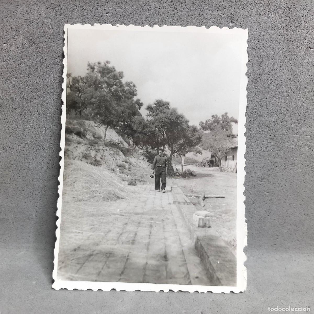 Fotograf&iacute;a antigua: Antigua fotograf&iacute;a. Hombre en la era de trillar. Can Bordoi, Llinars del Vall&egrave;s a&ntilde;os 60