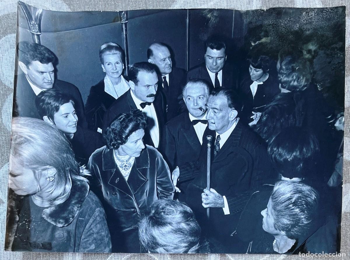 Fotograf&iacute;a antigua: Fotograf&iacute;a de Dal&iacute;, original de prensa en blanco y negro que muestra al pintor surrealista Salvador