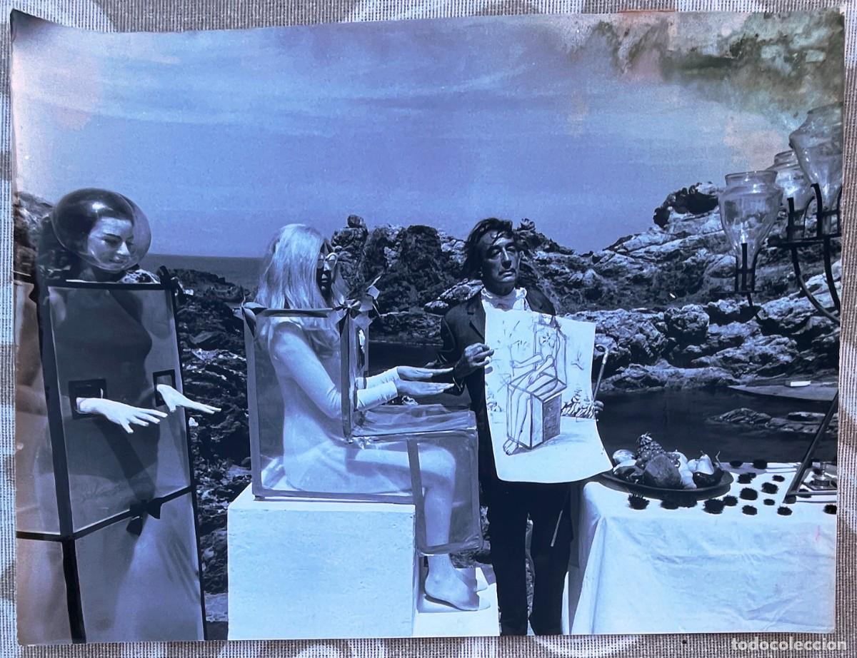 Fotograf&iacute;a antigua: Fotograf&iacute;a de Dal&iacute;, original de prensa en blanco y negro que muestra al pintor surrealista Salvador