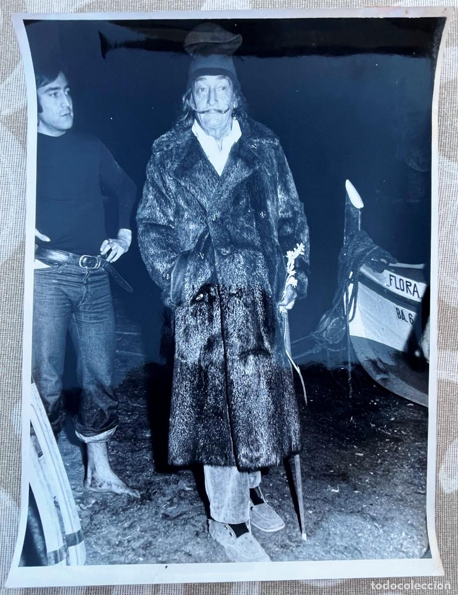 Fotograf&iacute;a antigua: Fotograf&iacute;a de Dal&iacute;, original de prensa en blanco y negro que muestra al pintor surrealista Salvador