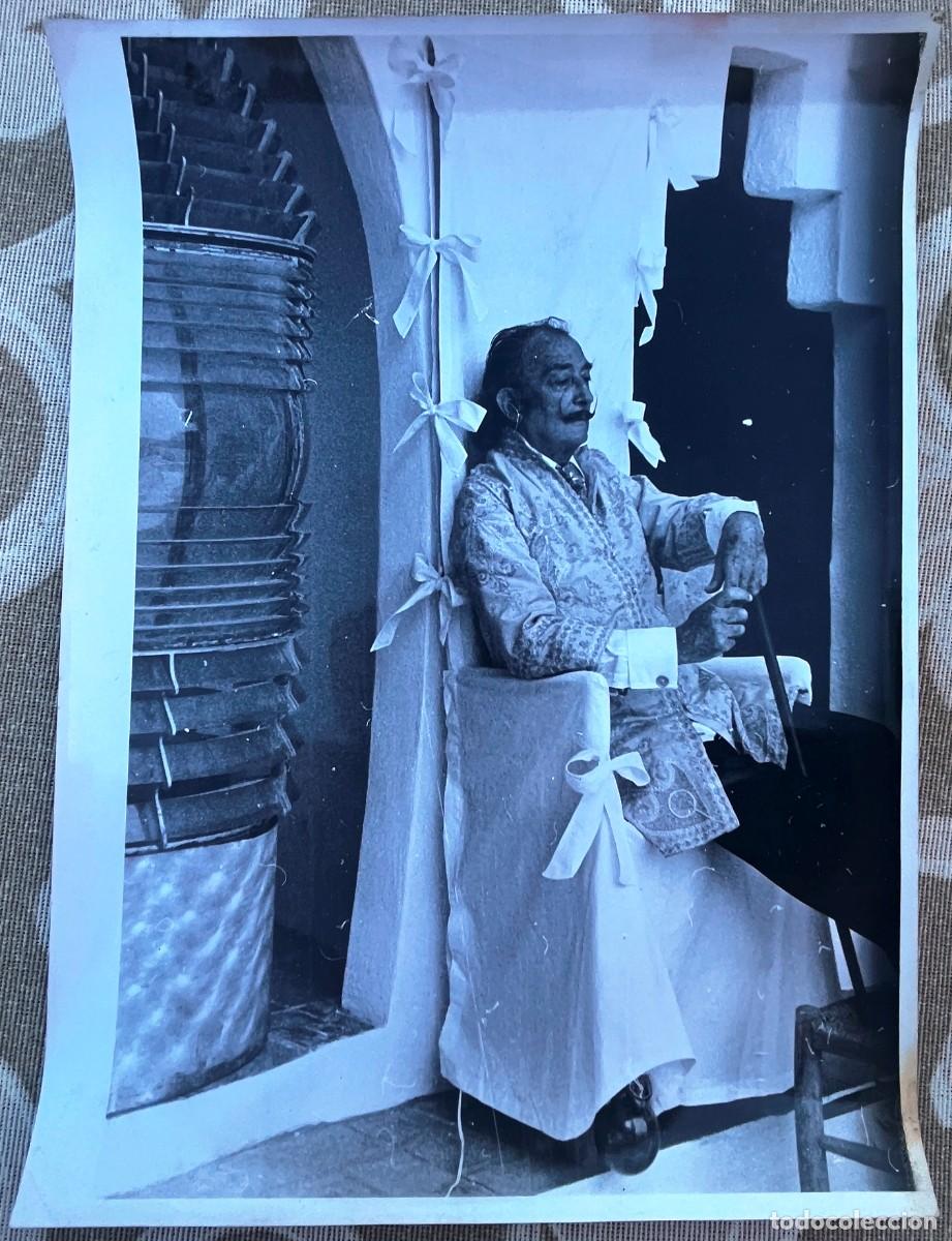 Fotograf&iacute;a antigua: Fotograf&iacute;a de Dal&iacute;, original de prensa en blanco y negro que muestra al pintor surrealista Salvador