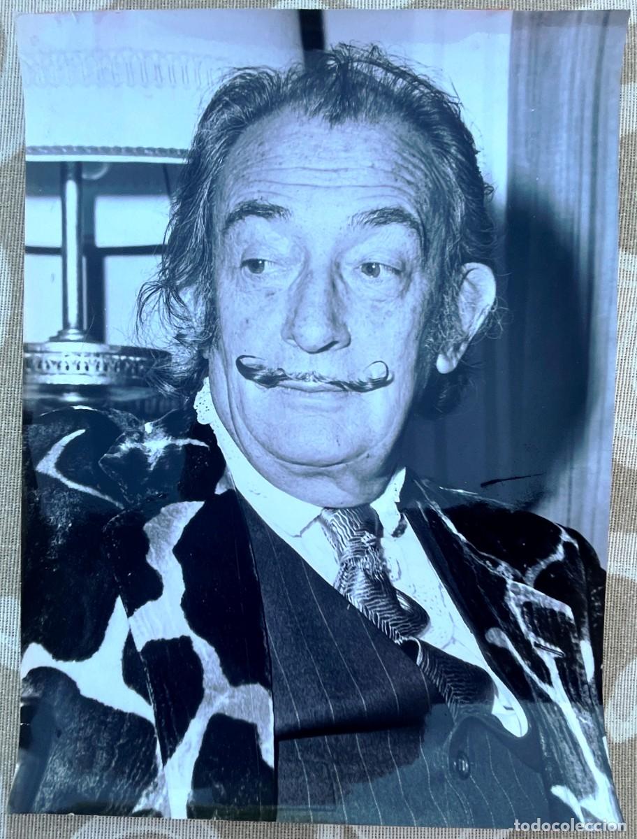 Fotograf&iacute;a antigua: Fotograf&iacute;a de Dal&iacute;, original de prensa en blanco y negro que muestra al pintor surrealista Salvador
