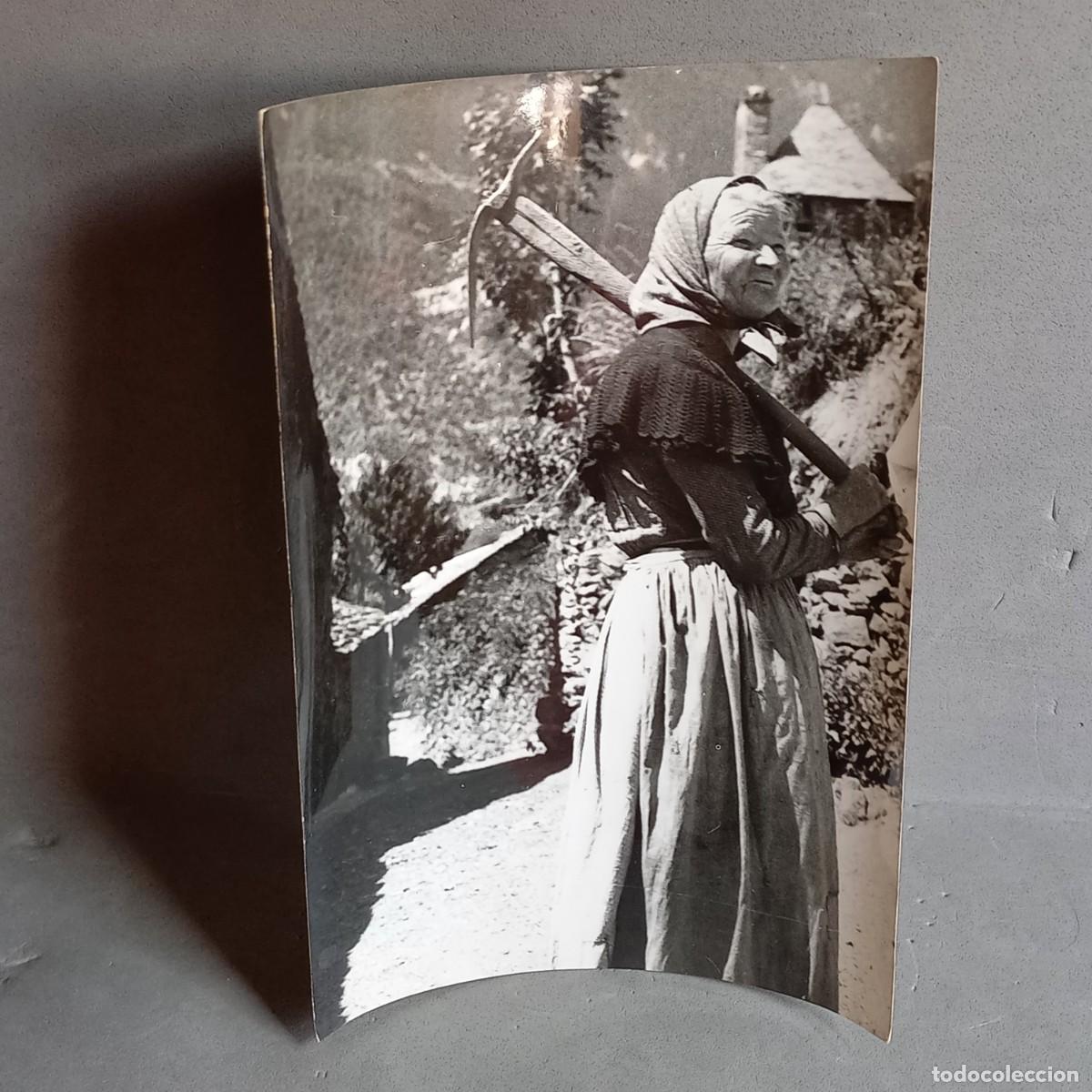 Fotograf&iacute;a antigua: Antigua fotograf&iacute;a Hermenegild Vallv&eacute;. Mujer con azada, Pirineus, Pirineos, Catalu&ntilde;a. A&ntilde;os 20-30