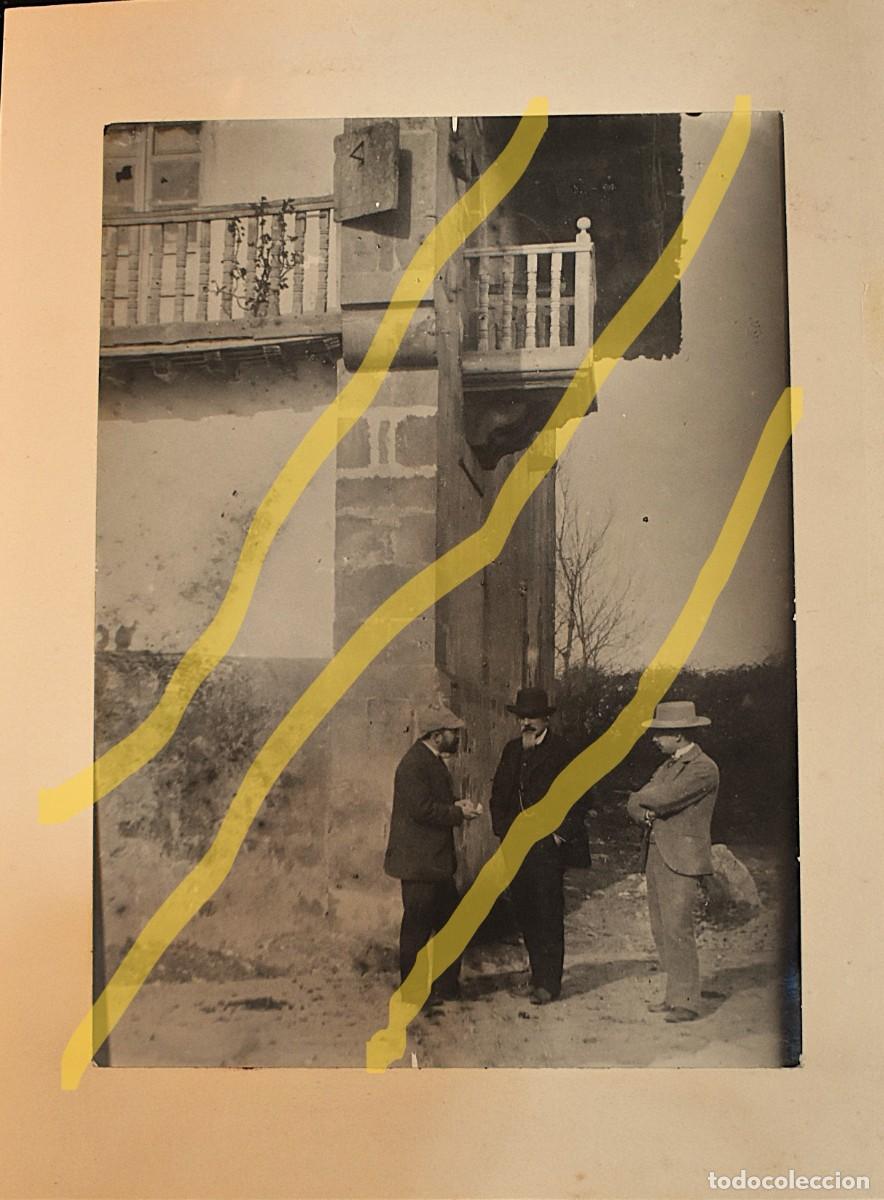 Fotograf&iacute;a antigua: Foto original de Jos&eacute; Mar&iacute;a de Pereda con unos amigos junto a su casa natal de Polanco, Santander.