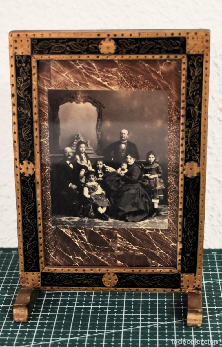 Fotograf&iacute;a antigua: Foto familiar del siglo XIX con bonito marco de &eacute;poca. Mide 16 x 11 cm. incluyendo marco y pie.