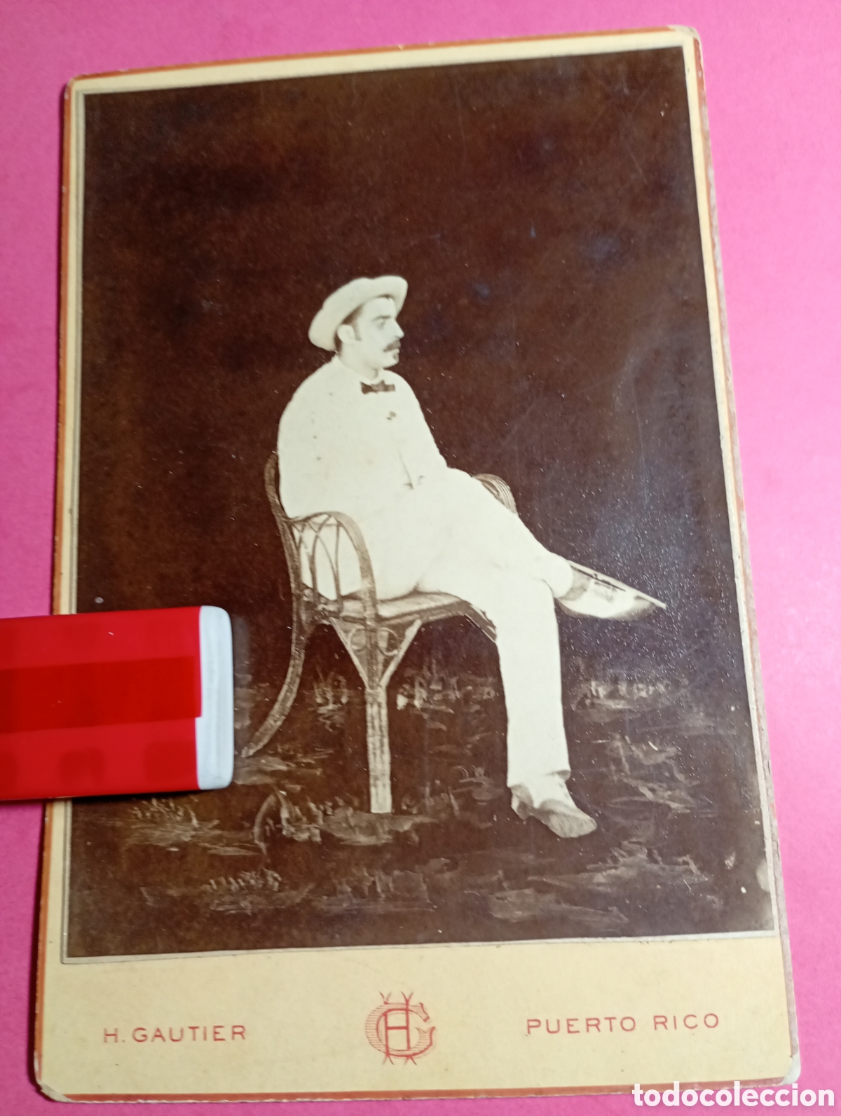 Fotograf&iacute;a antigua: MADRID PUERTO RICO H. GAUTIER B/N SOBRE CART&Oacute;N PROCEDIMIENTO CARB&Oacute;N CABALLERO TRAJE BLANCO SENTADO