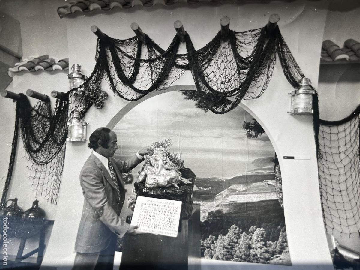 Fotograf&iacute;a antigua: FOTOGRAF&Iacute;A ORIGINAL DE LA EXPOSICI&Oacute;N DE OKINAWA 1975 EL DIOS SOLAR DE DALI. ENRIC SABATER.
