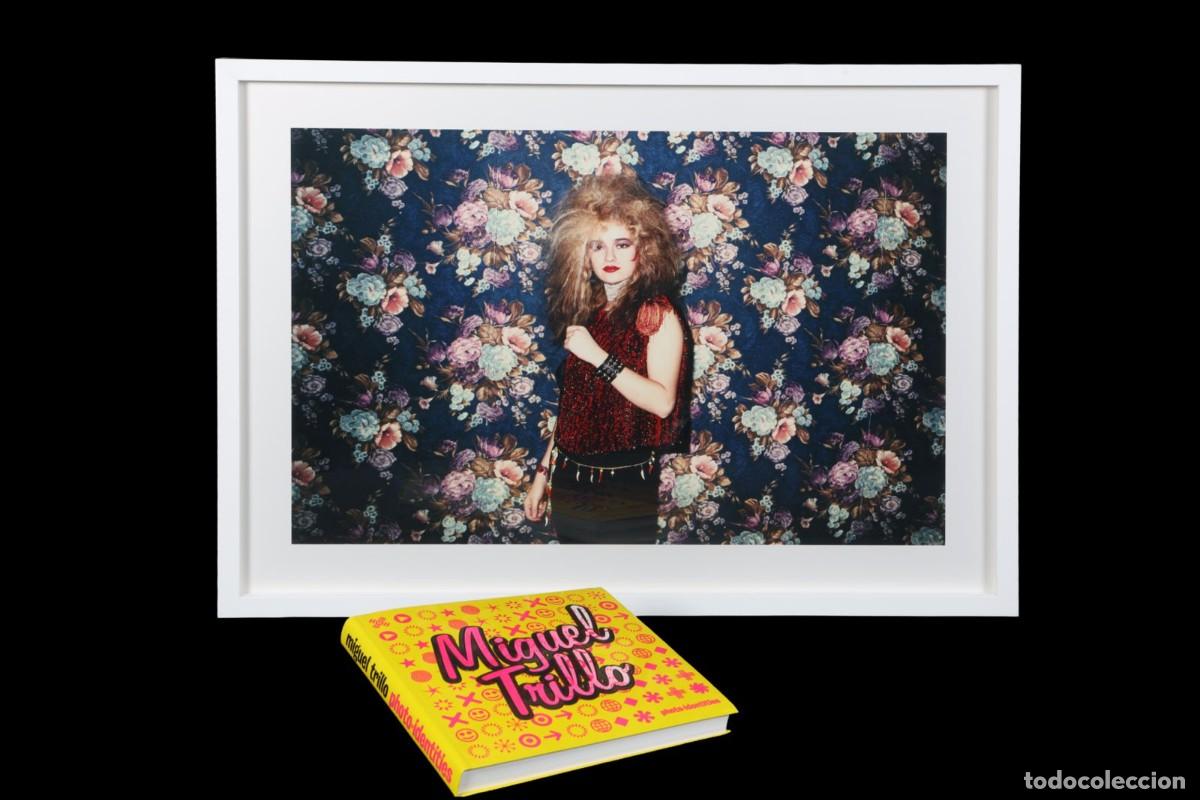 Fotograf&iacute;a antigua: FOTOGRAF&Iacute;A DE MIGUEL TRILLO ENMARCADA. MADRID. EN LA SALA ROCK-OLA. RETRATO DE ALASKA 1982.