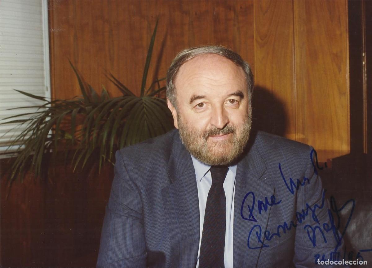 Fotograf&iacute;a antigua: Diego Carcedo. Periodista. RNE. Fotograf&iacute;a firmada y dedicada. 1995. 12,5x17,5 cm. Montada cartulina