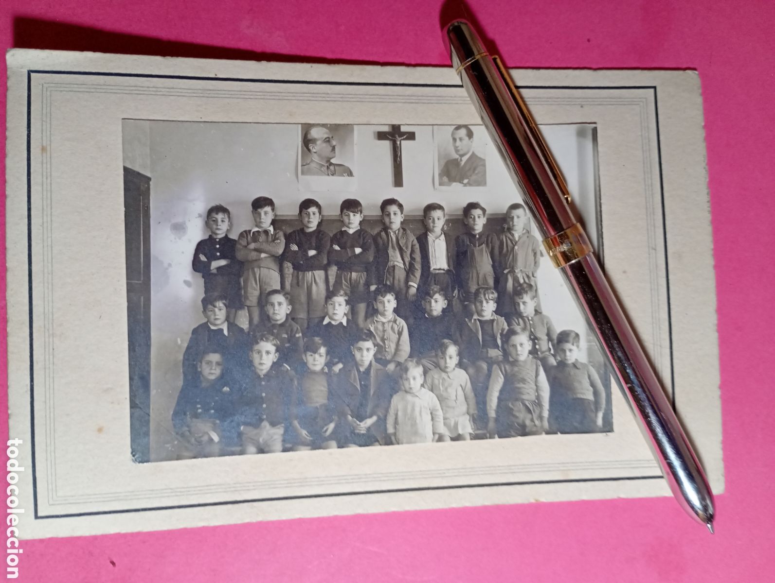 Fotografia antiga: GRAMUNTELL B/N TODA LA CLASE BAJO LAS FOTOS DE JOSE ANTONIO, FRANCO Y EL CRUCIFIJO 40&acute;s ca.