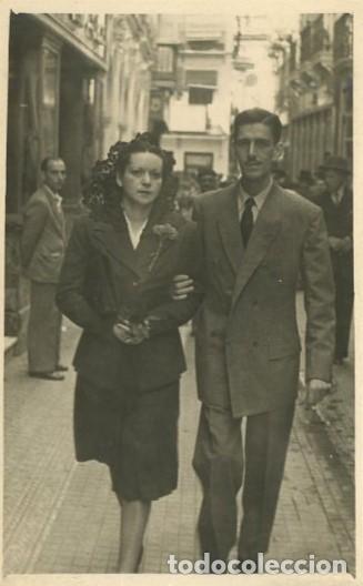 Fotograf&iacute;a antigua: FOTOGRAFIA ANTIGUA DE SEVILLA PAREJA EN DOMINGO DE RAMOS 21 MARZO DE 1948. FOTSEV-1961