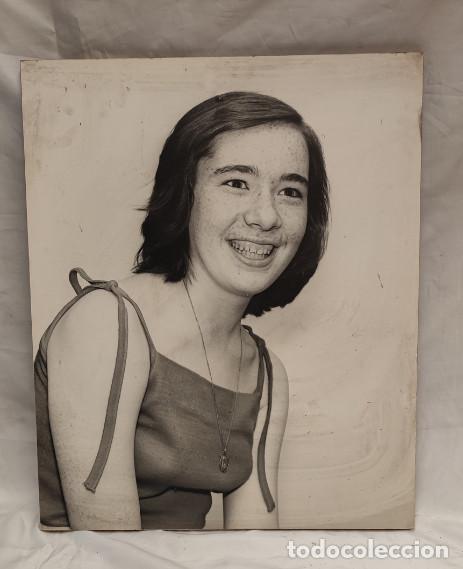 Fotograf&iacute;a antigua: ANTIGUA FOTOGRAFIA DE UNA CHICA SOBRE MADERA, 50 X 42 CM, A&Ntilde;OS 60