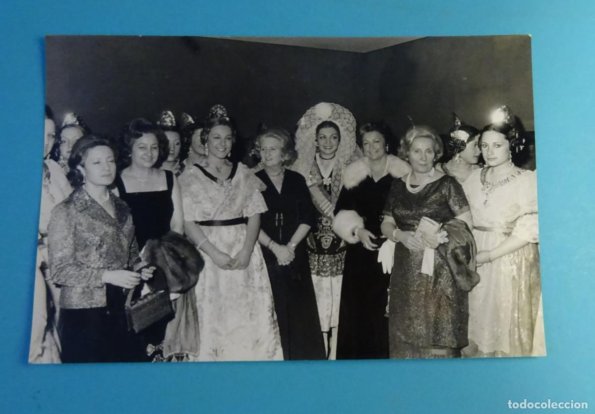 Fotograf&iacute;a antigua: FOTOGRAF&Iacute;A FALLERA MAYOR DE VALENCIA, SU CORTE DE HONOR E INVITADAS. FALLAS 1974. FOT&Oacute;GRAFO F. P&Eacute;REZ