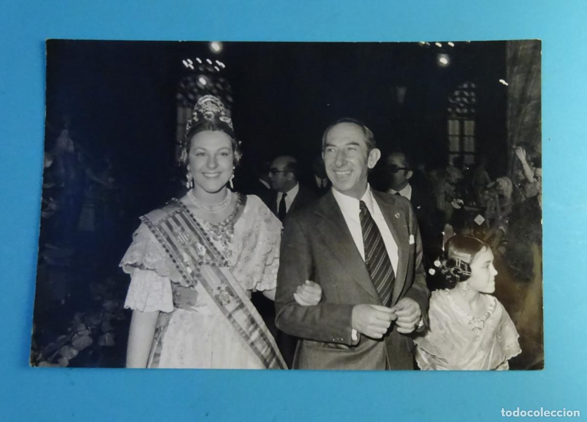Fotograf&iacute;a antigua: FOTOGRAF&Iacute;A FALLERA MAYOR DE VALENCIA EN EXPOSICI&Oacute;N DEL NINOT EN LA LONJA. FALLAS 1974
