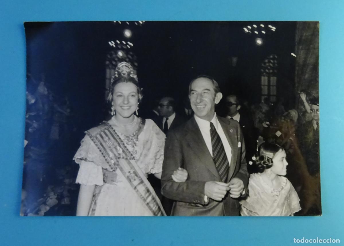 Fotograf&iacute;a antigua: FOTOGRAF&Iacute;A FALLERA MAYOR DE VALENCIA EN EXPOSICI&Oacute;N DEL NINOT EN LA LONJA. FALLAS 1974
