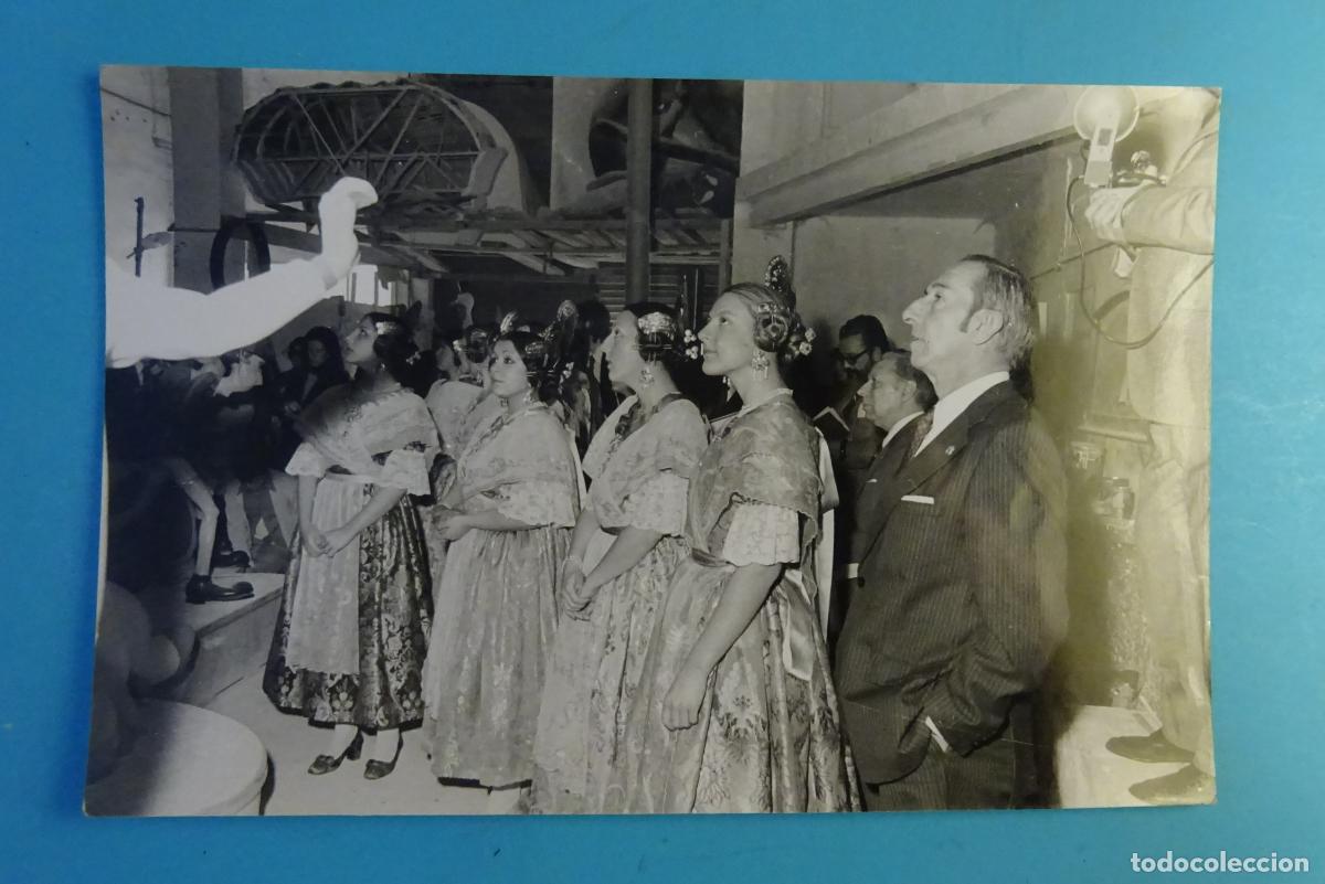 Fotograf&iacute;a antigua: FOTOGRAF&Iacute;A FALLERA MAYOR DE VALENCIA Y SU CORTE DE HONOR EN TALLER FALLERO. FALLAS 1974