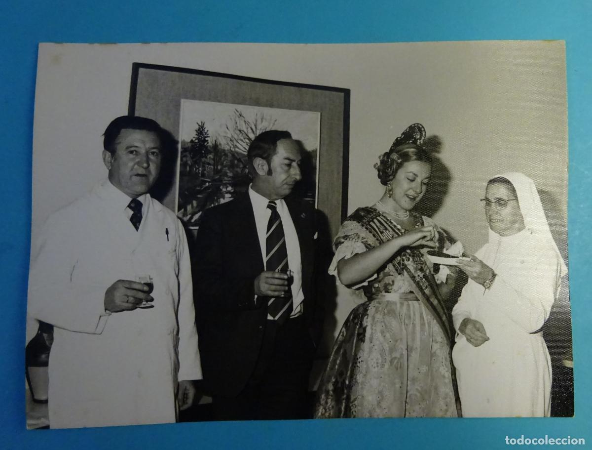 Fotograf&iacute;a antigua: FOTOGRAF&Iacute;A FALLERA MAYOR DE VALENCIA EN VISITA A CENTRO ASISTENCIAL. FALLAS 1974. FOTOS CASQUERO