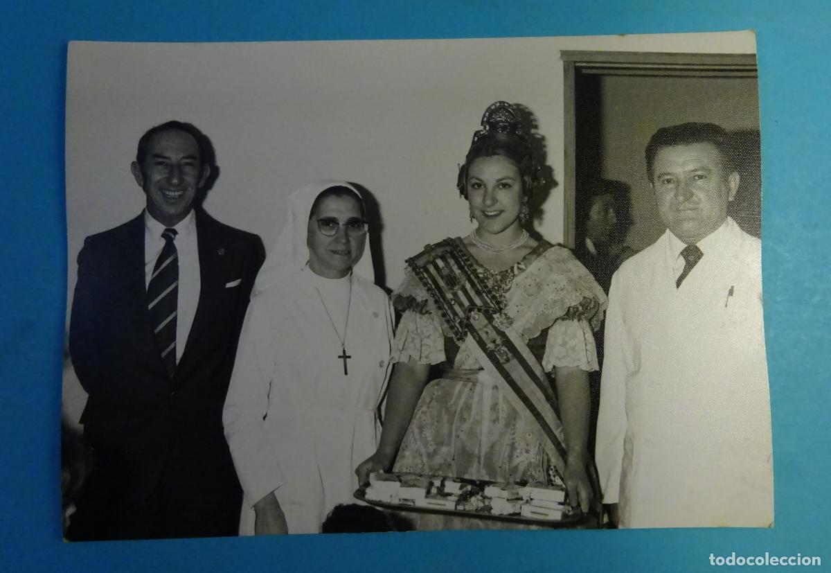 Fotograf&iacute;a antigua: FOTOGRAF&Iacute;A FALLERA MAYOR DE VALENCIA EN VISITA A CENTRO ASISTENCIAL. FALLAS 1974. FOTOS CASQUERO