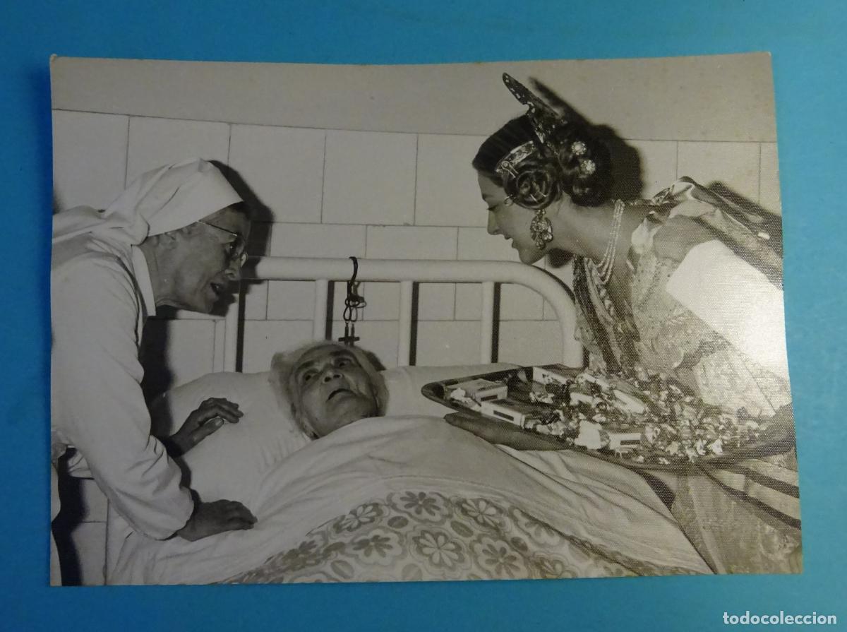 Fotograf&iacute;a antigua: FOTOGRAF&Iacute;A FALLERA MAYOR DE VALENCIA EN VISITA A CENTRO ASISTENCIAL. FALLAS 1974. FOTOS CASQUERO