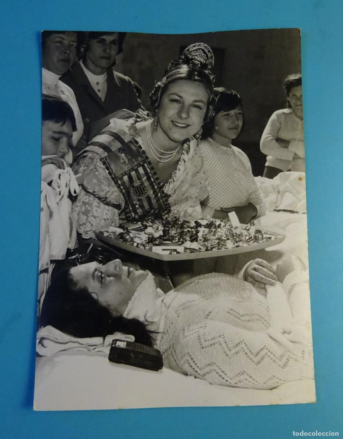 Fotograf&iacute;a antigua: FOTOGRAF&Iacute;A FALLERA MAYOR DE VALENCIA EN VISITA A CENTRO ASISTENCIAL. FALLAS 1974. FOTOS CASQUERO