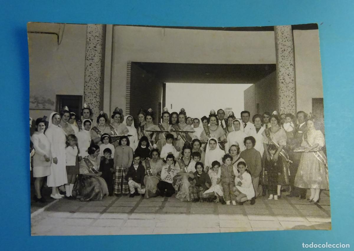 Fotograf&iacute;a antigua: FOTOGRAF&Iacute;A FALLERA MAYOR DE VALENCIA Y SU CORTE DE HONOR EN VISITA A CENTRO ASISTENCIAL. FALLAS 1974