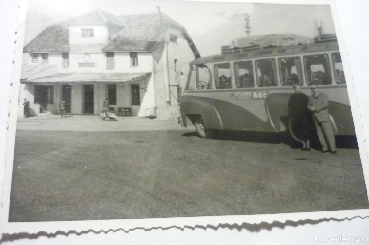 Fotograf&iacute;a antigua: foto pareja bus 1954 pone dorso los altos de los leones cm