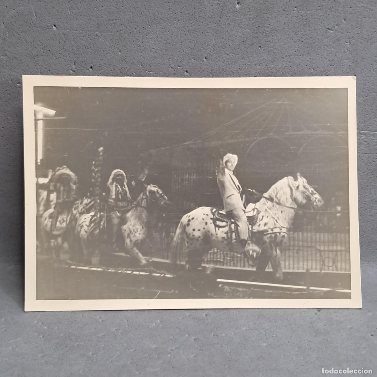 Fotograf&iacute;a antigua: Antigua fotograf&iacute;a de Circo. Espect&aacute;culo de pista de Indios y Vaqueros. Barcelona 1961.