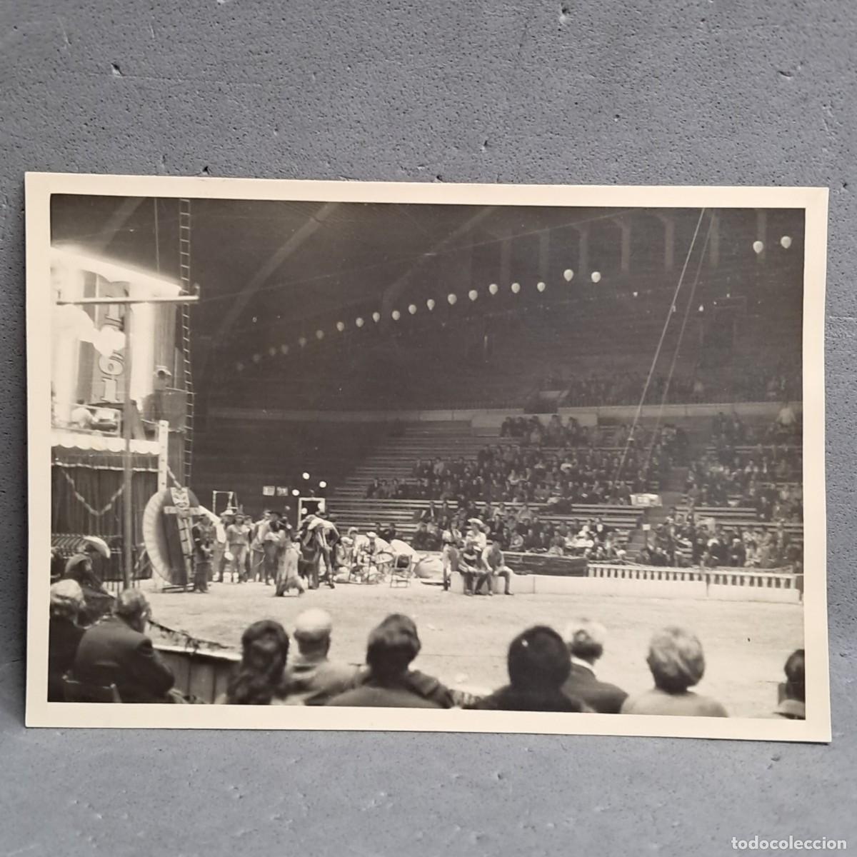 Fotograf&iacute;a antigua: Antigua fotograf&iacute;a de Circo. Espect&aacute;culo de pista de Indios y Vaqueros. Barcelona 1961.