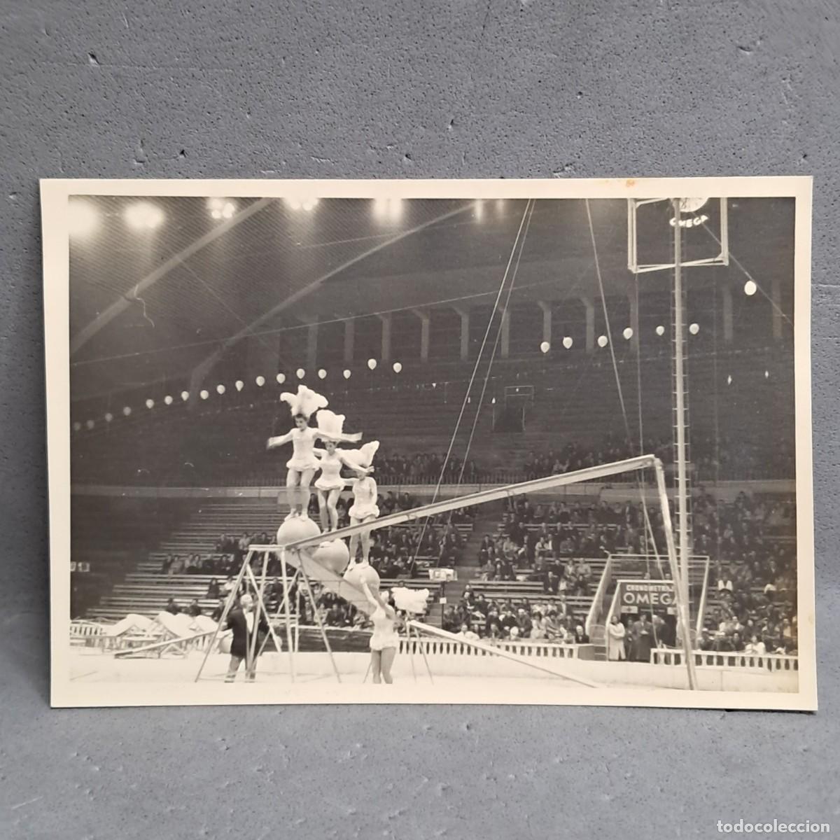 Fotograf&iacute;a antigua: Antigua fotograf&iacute;a de Circo. Espect&aacute;culo de equilibristas, acr&oacute;batas, funambulistas. Barcelona 1961.