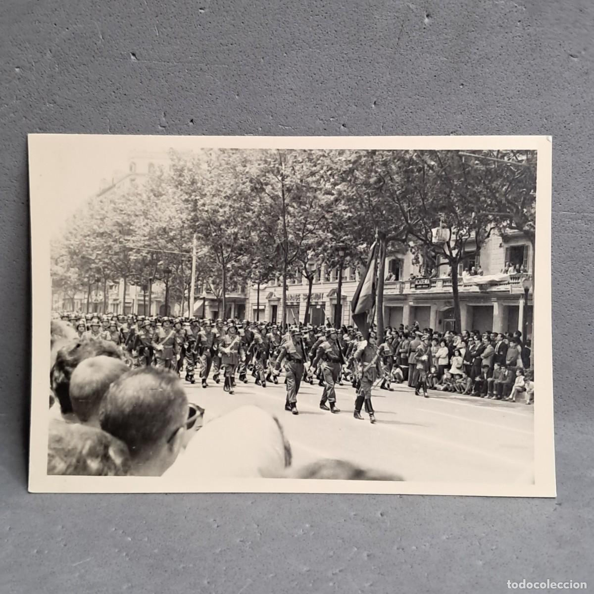Fotograf&iacute;a antigua: Antigua fotograf&iacute;a del Desfile Militar de la Fiesta de la Victoria. Barcelona 1960